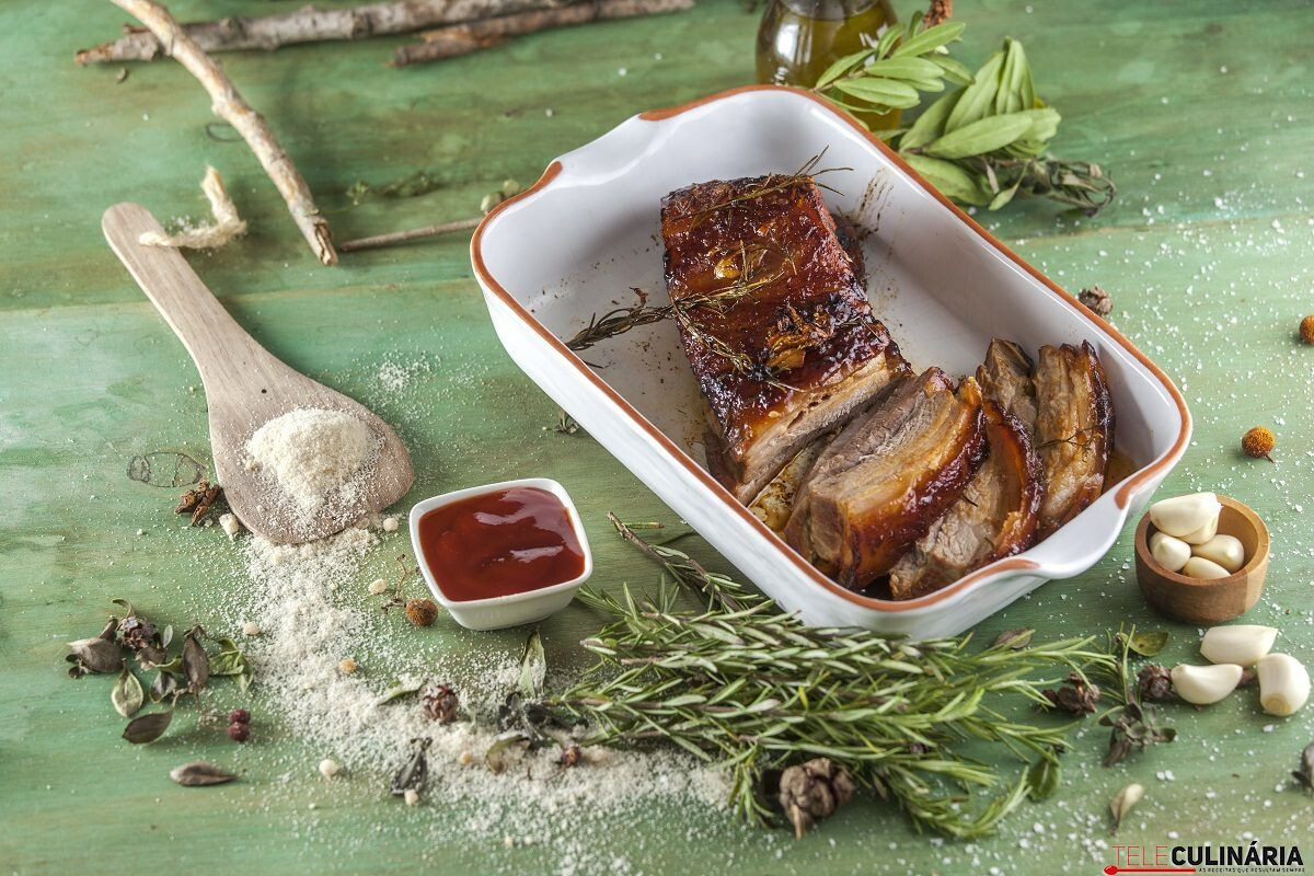 Barriga de porco assada e alecrim