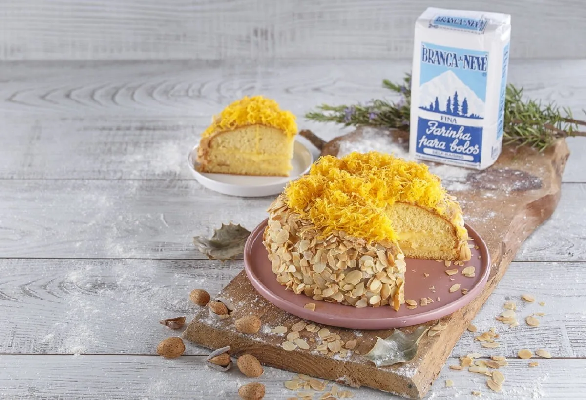 Bolo recheado com creme de pasteleiro e amêndoa – Branca de Neve