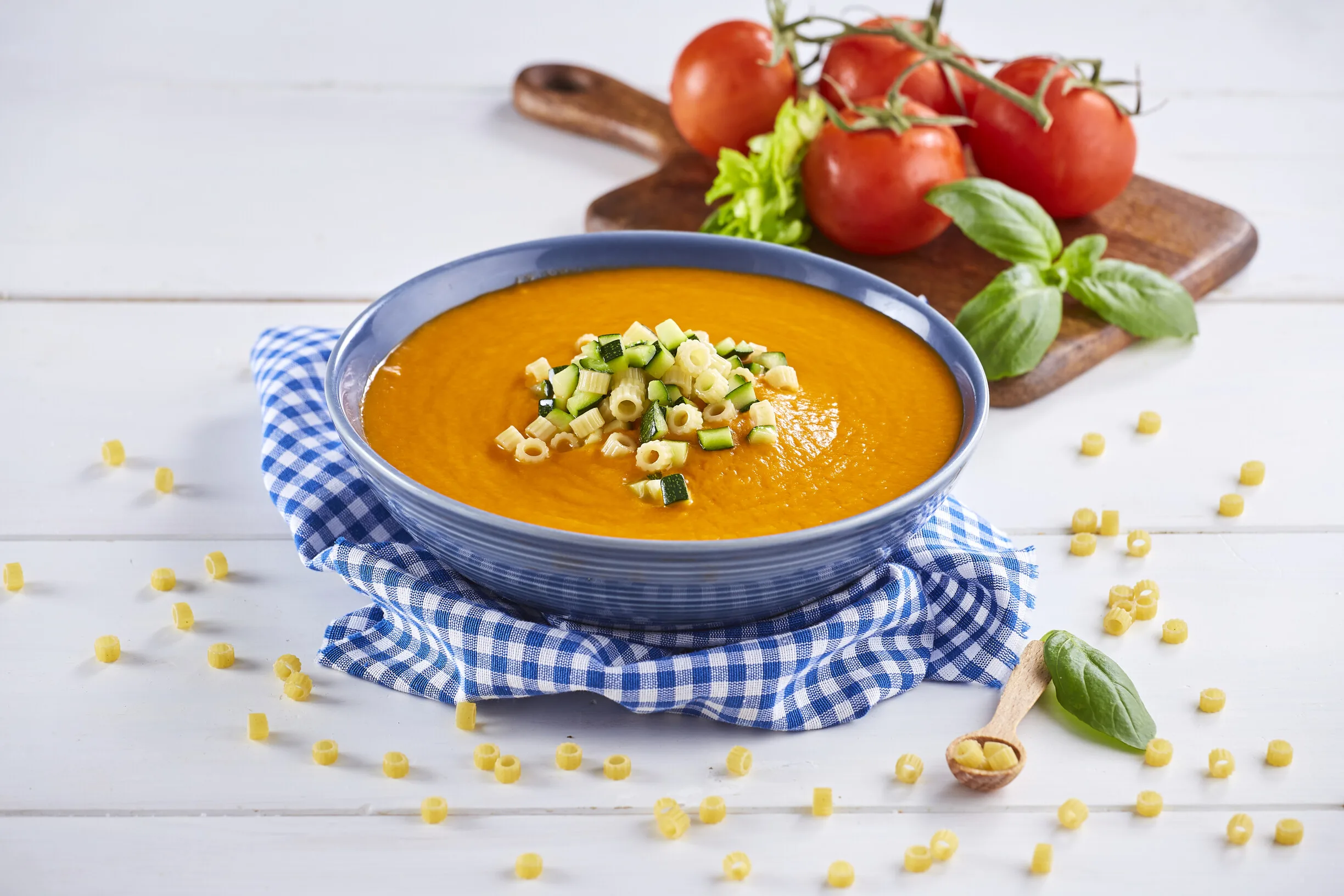 Sopa fria de tomate com salada de argolinhas e curgete
