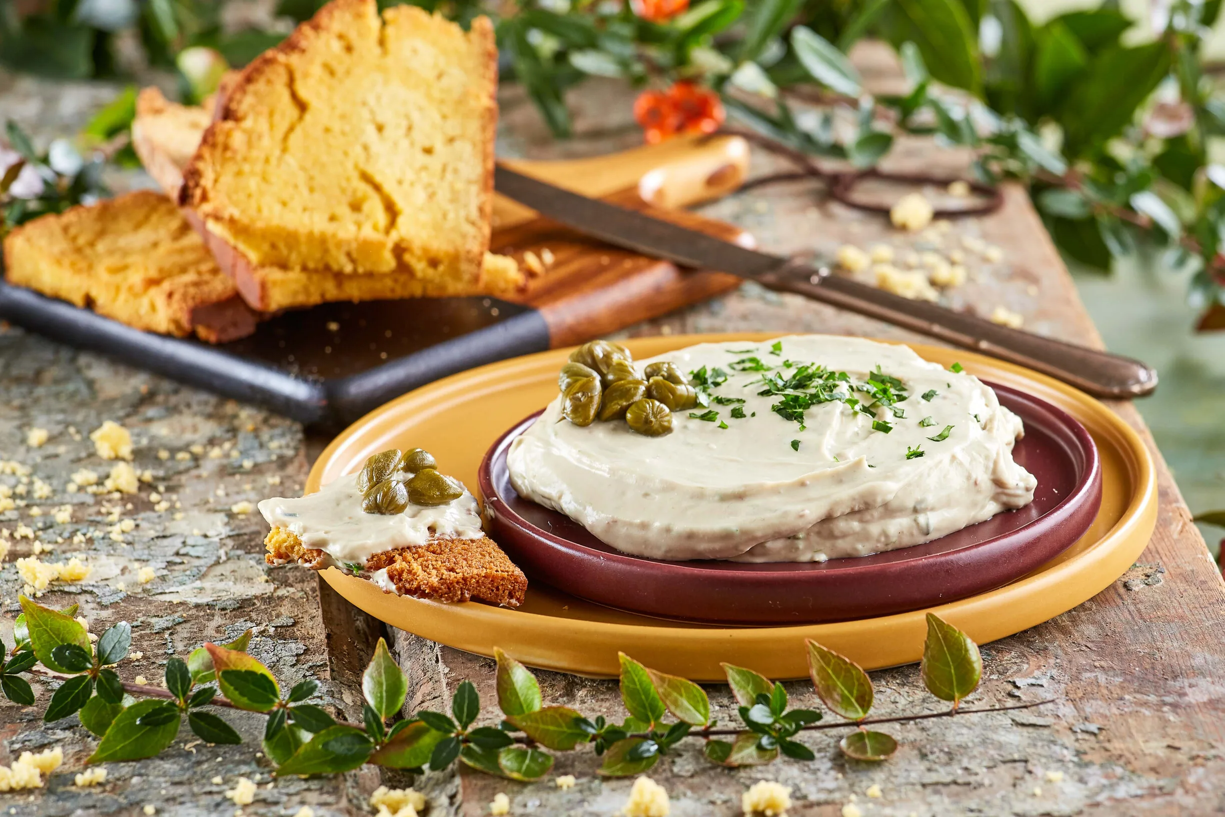 Broa com anchovas e mascarpone