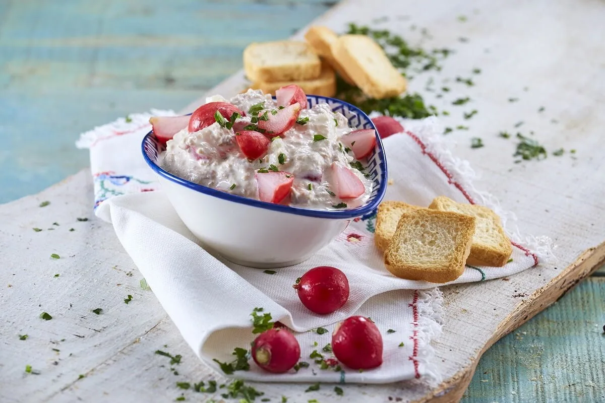Pasta de atum com pickles de rabanetes