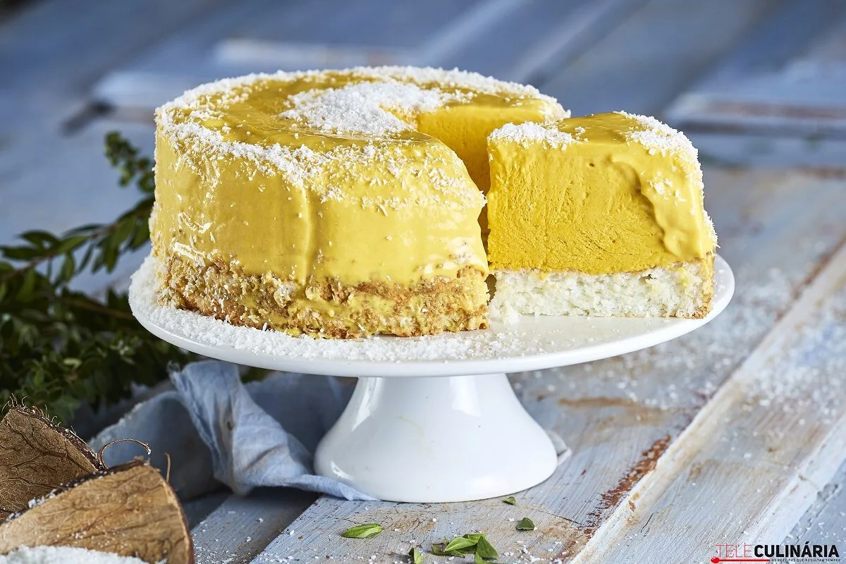 Bolo gelado de coco e manga