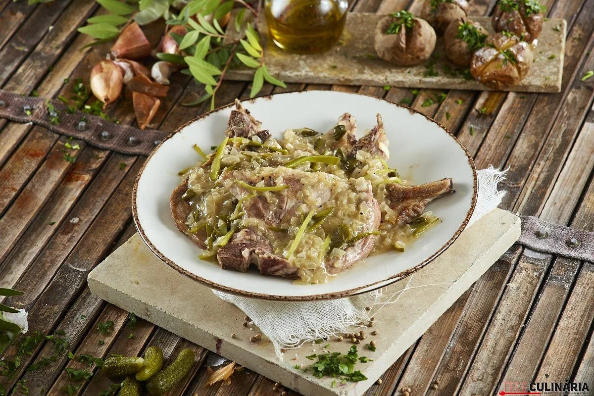 Costeletas de porco à salsicheiro