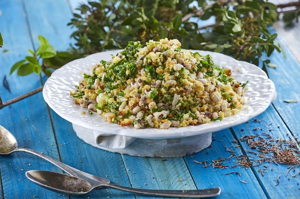 Migas de feijão-frade e couve