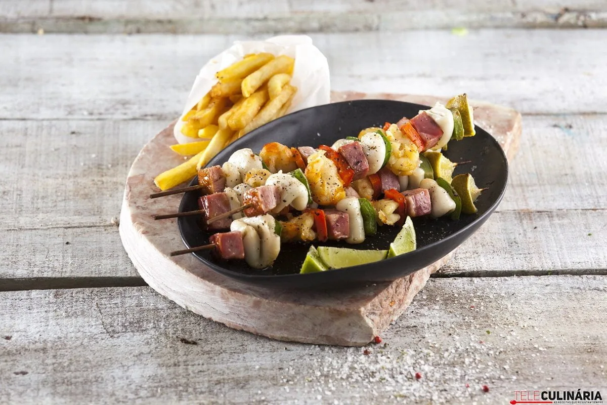 Espetadas de lulas e bacon com batatas fritas