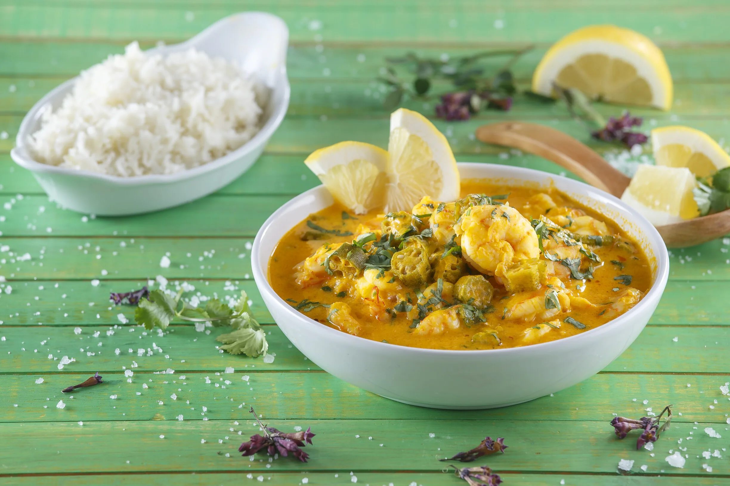 Camarão com quiabos e arroz branco