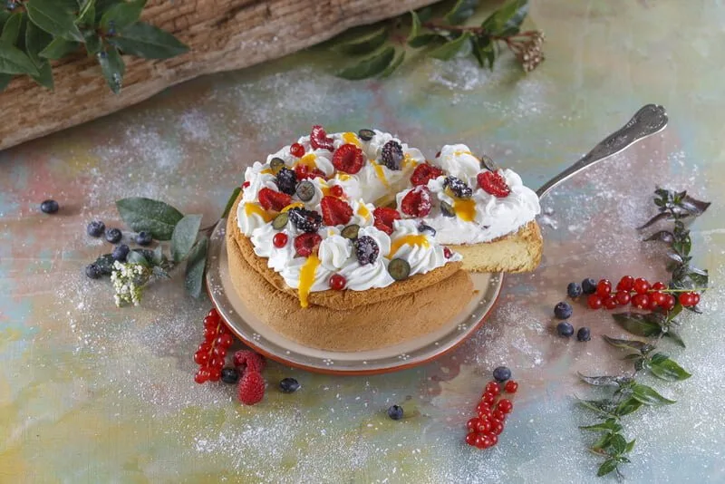 Bolo esponja com chantili e frutos vermelhos