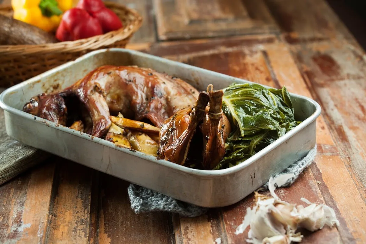 Coelho assado no forno com batata à padeiro