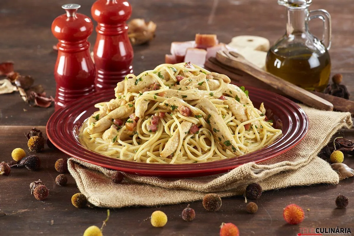 Esparguete com galinha