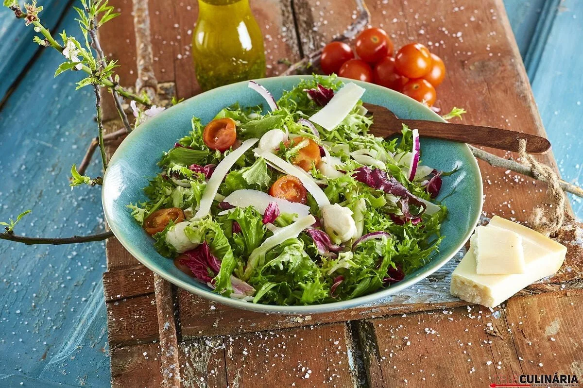 Salada mediterrânica com funcho e aipo