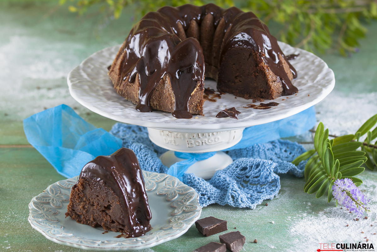 Bolo de chocolate com calda de chocolate
