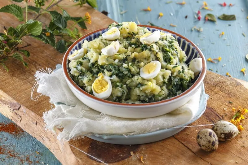 Esmagada de batata com espinafres e ovos de codorniz