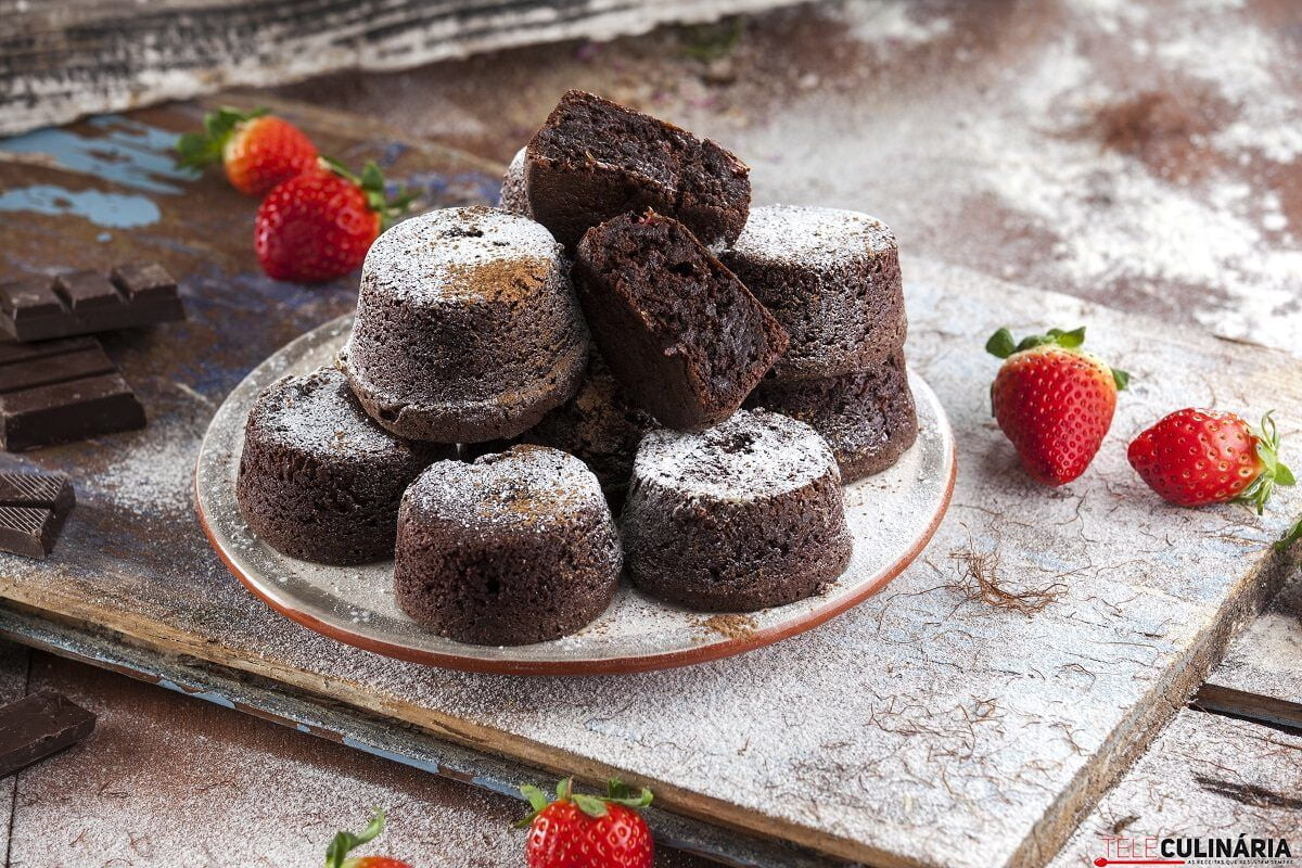 Bolinhos de chocolate, alfarroba e morangos