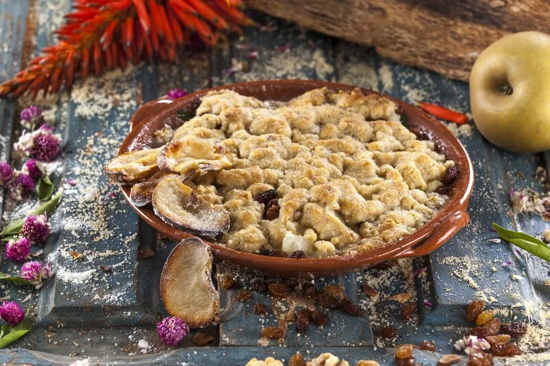 Maçã assada com crumble de noz