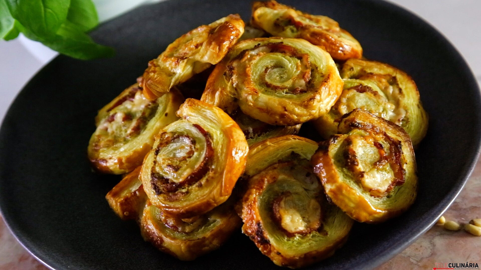 Rolinhos de pesto e presunto