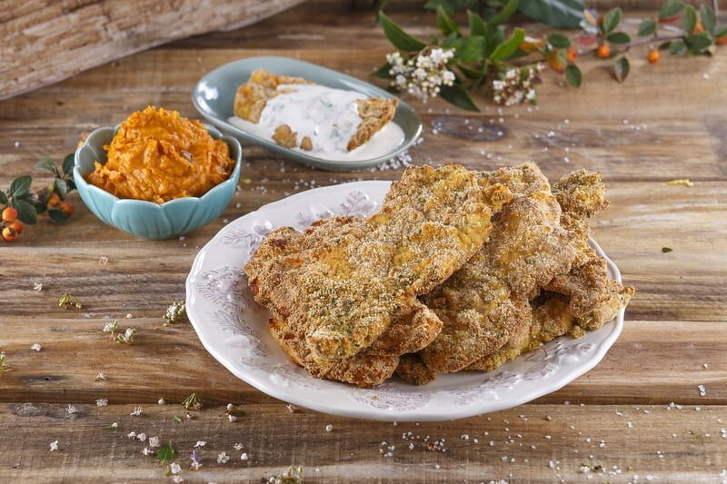 Bifes de peru panados com molho de iogurte