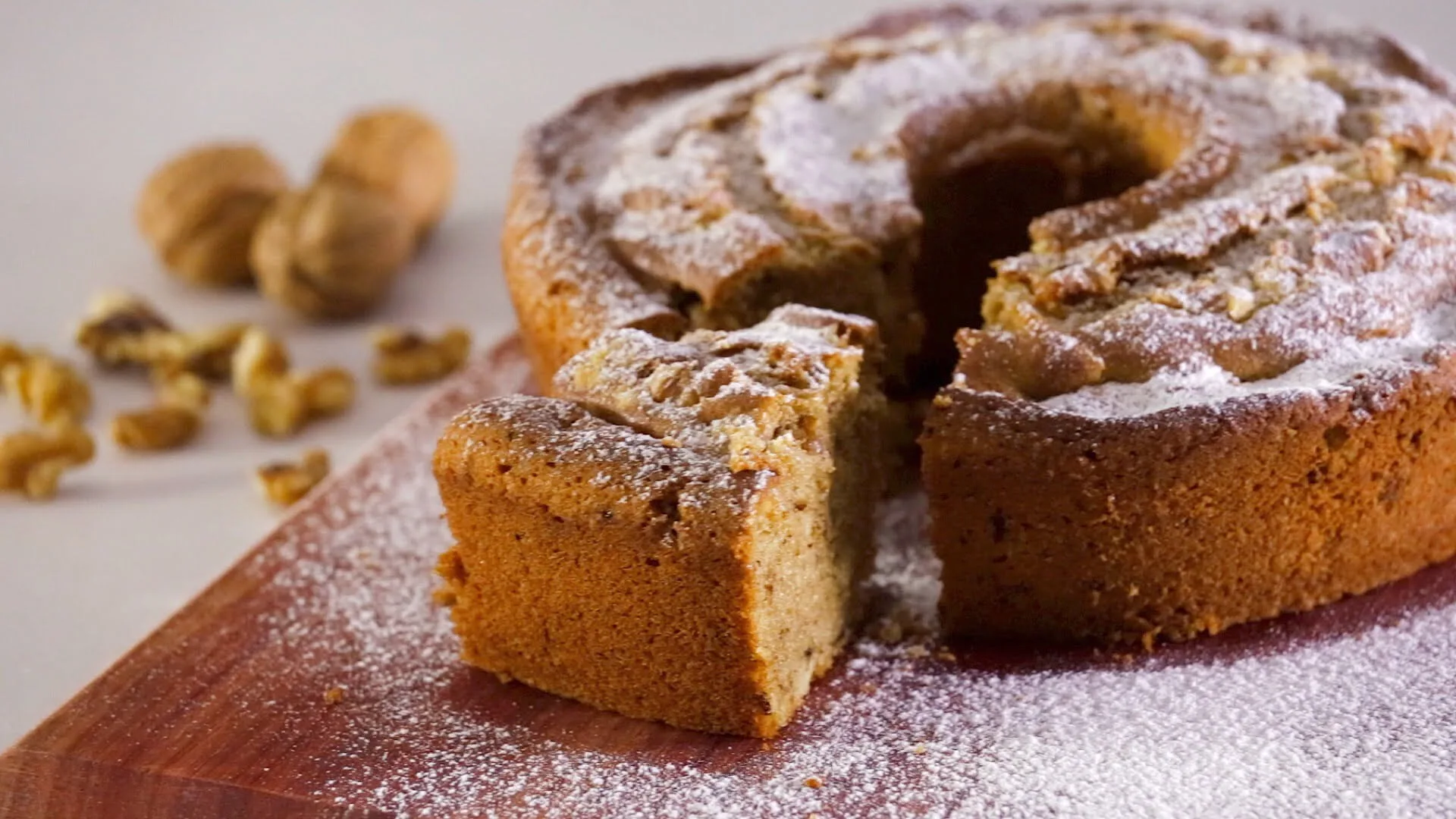 Bolo de café com nozes