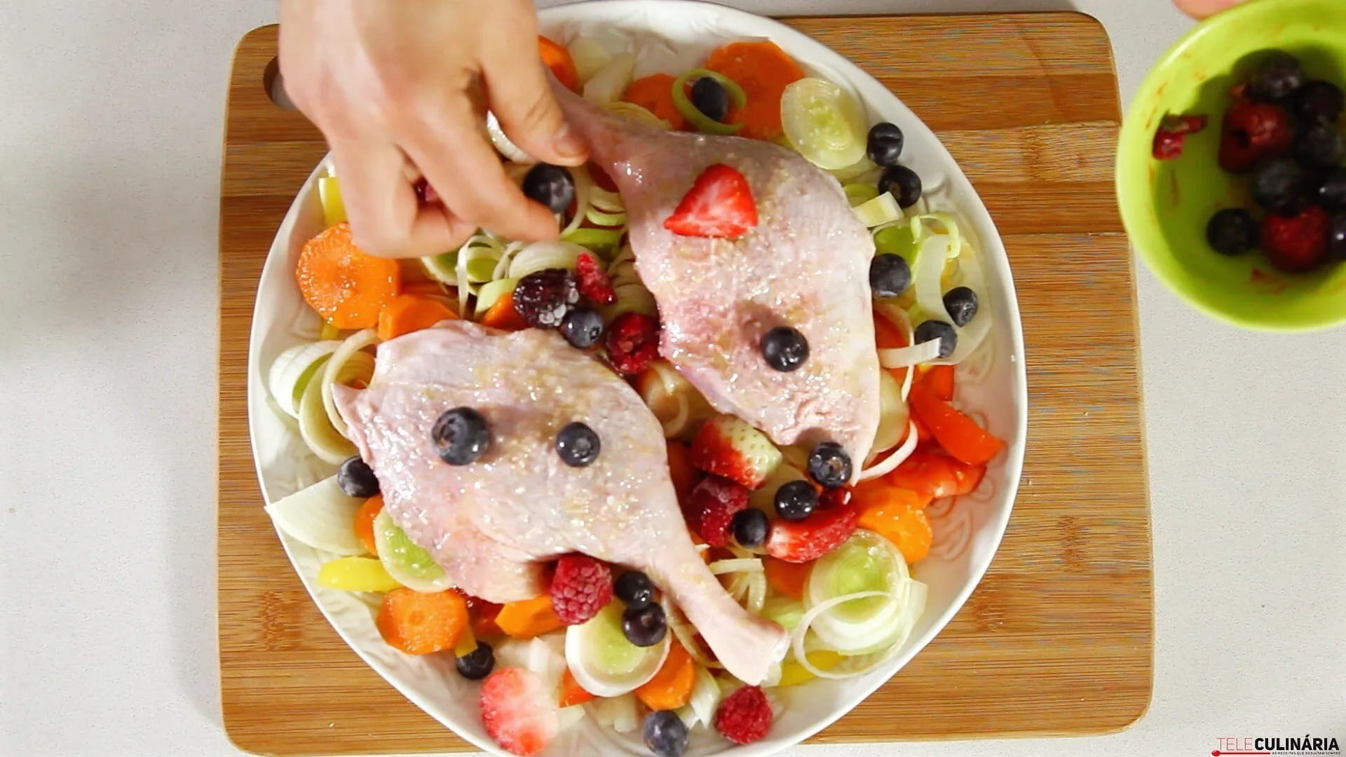 Pato no forno com frutos vermelhos
