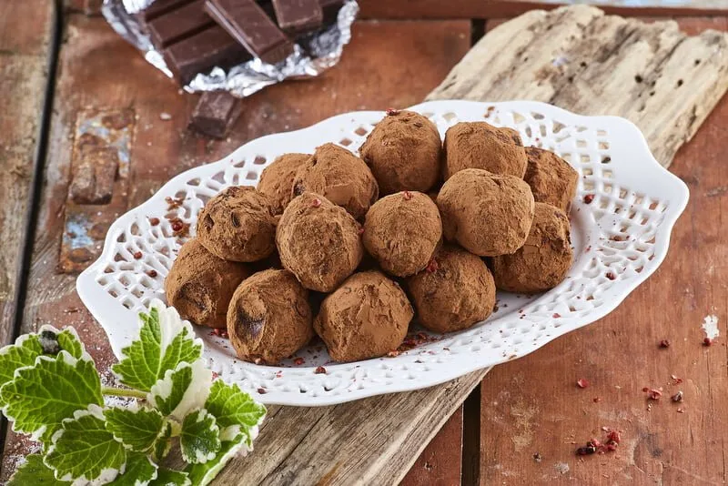 Trufas com vinho do porto e pimenta rosa