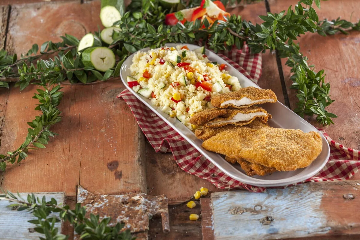 Panados de frango com salada de cuscuz