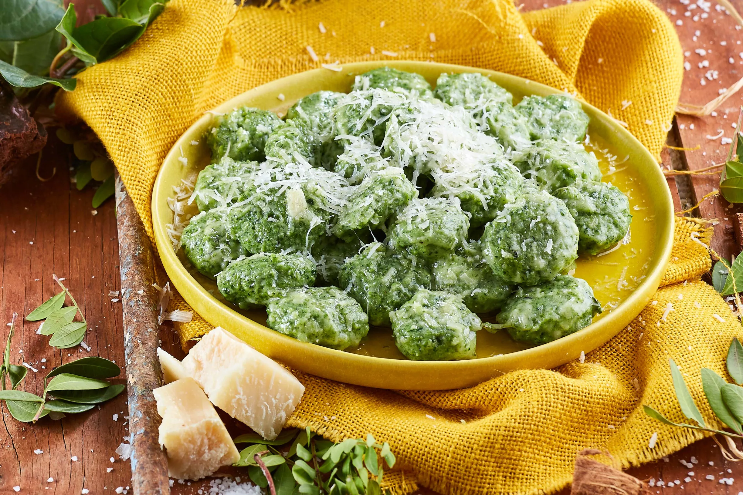 Gnudi de queijo ricota e espinafres