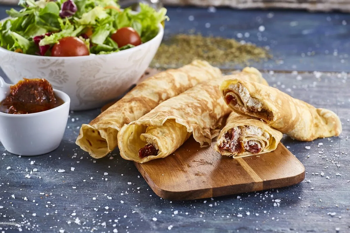 Crepes recheados de requeijão e tomate seco