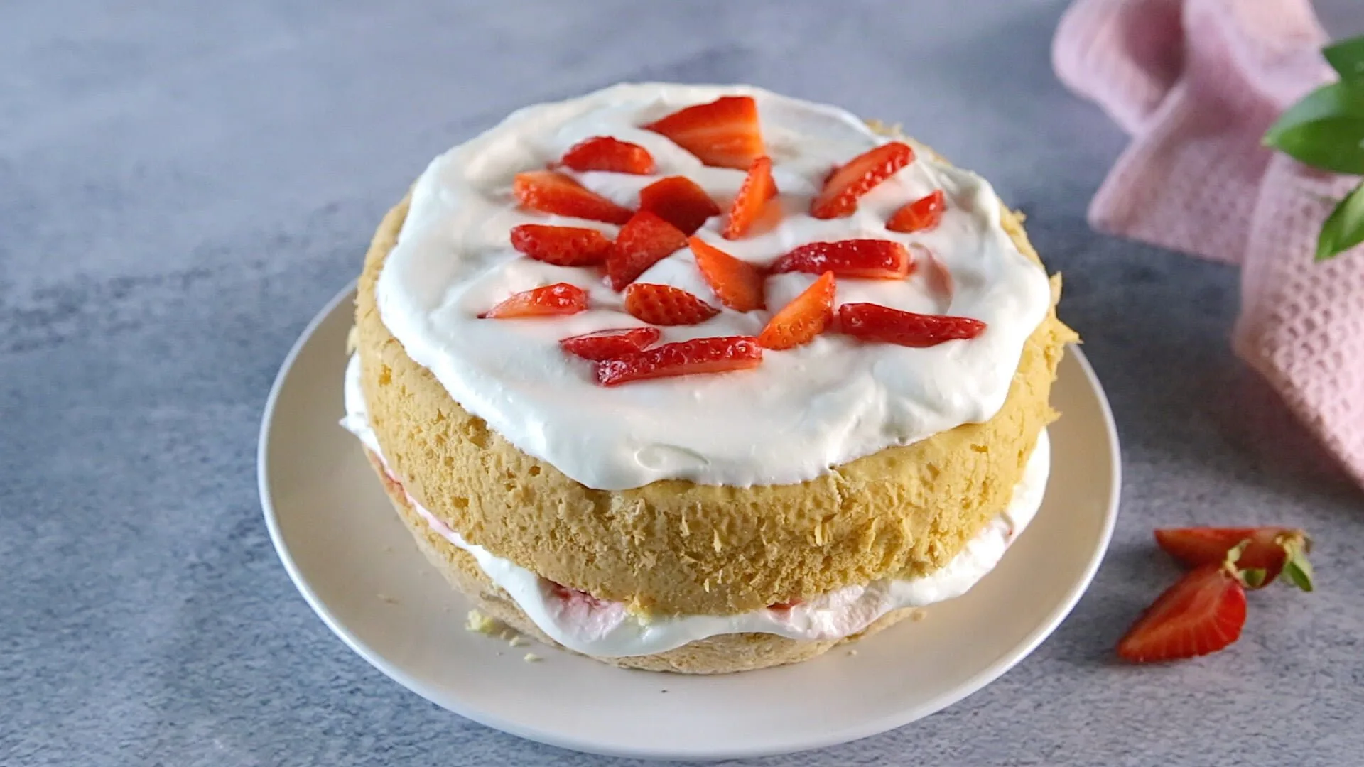 Bolo esponja com morangos