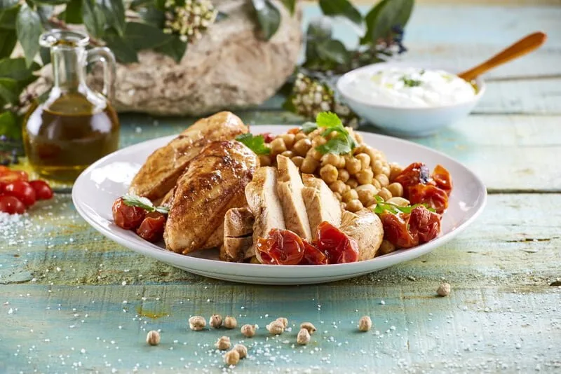 Frango com grão-de-bico e iogurte de alho