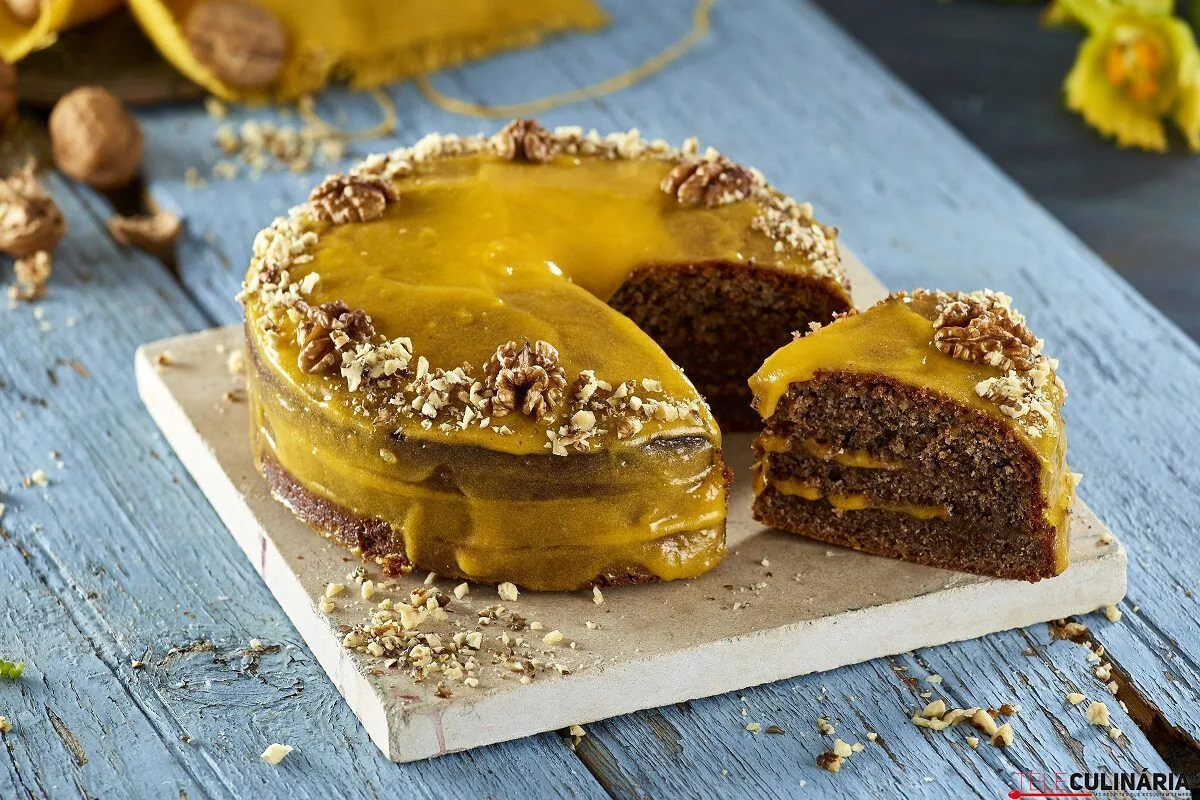 Bolo de noz com doce de ovos