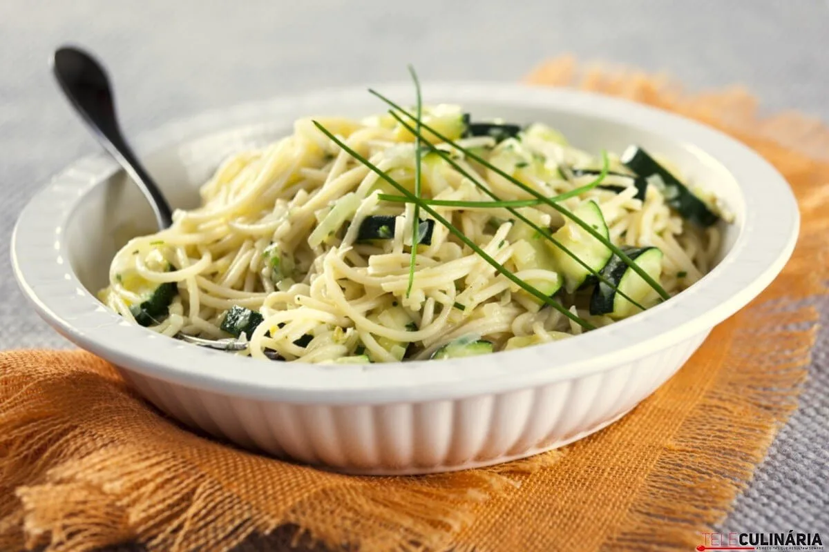 Esparguete de legumes e ervas