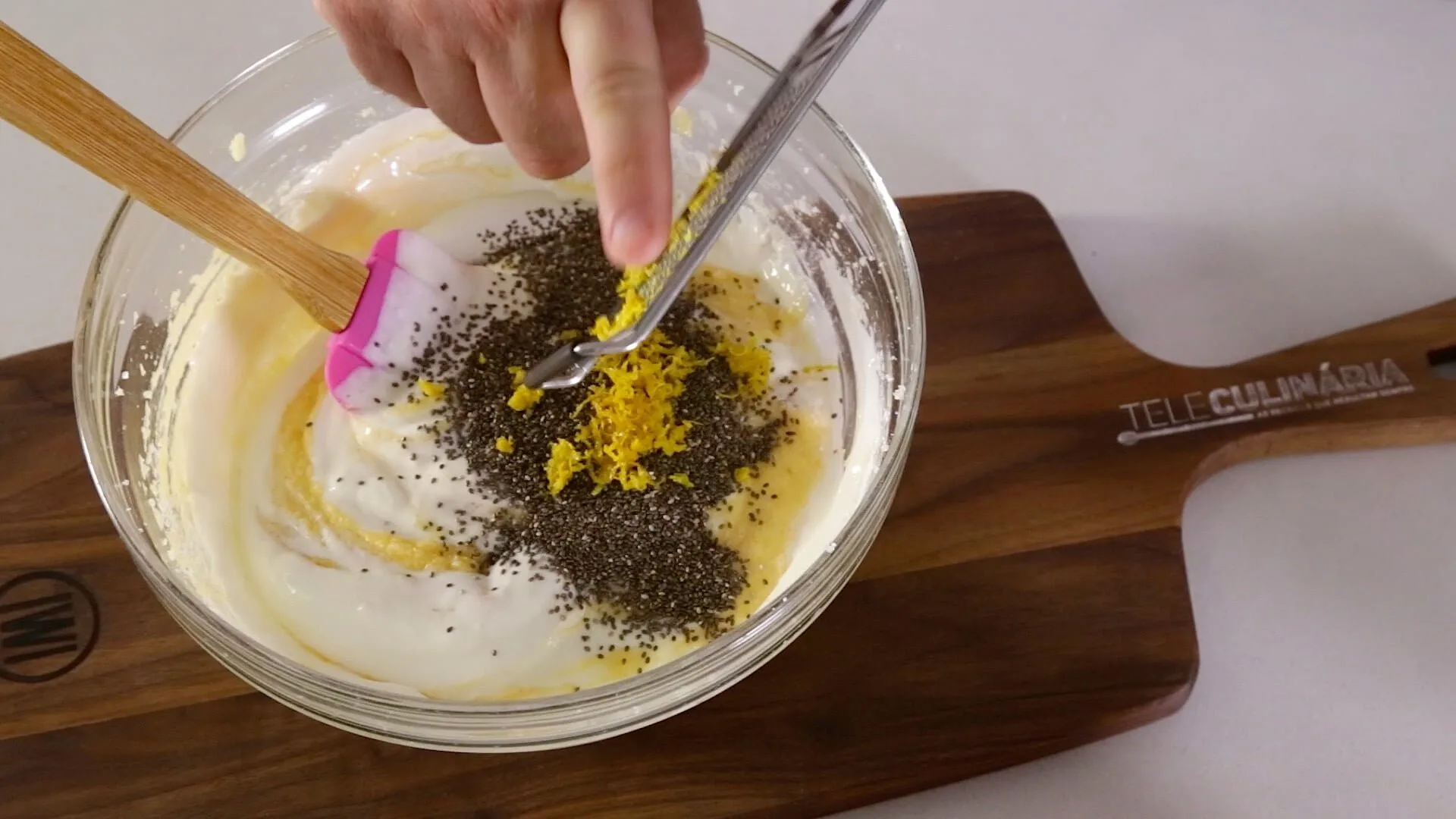 Bolo de limão com sementes de chia