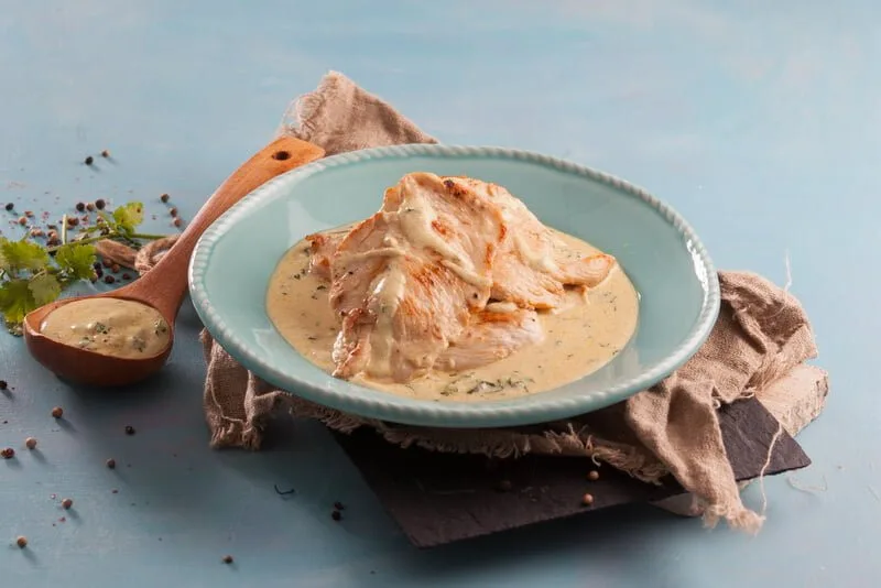 Peitos de frango com queijo creme e coentros