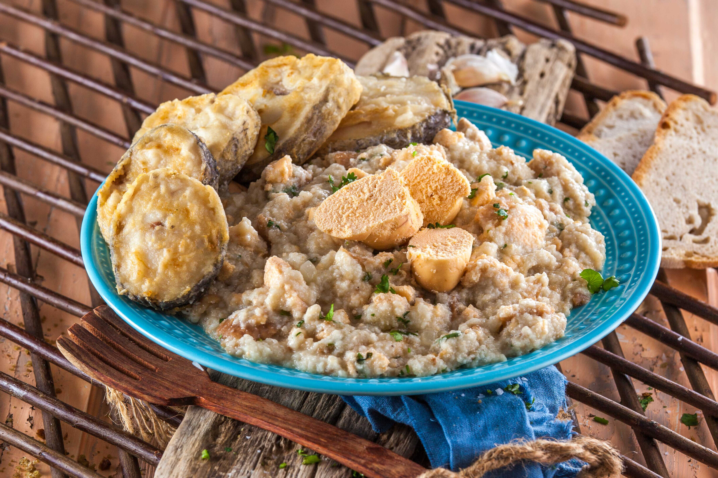 Pescada com açorda de ovas