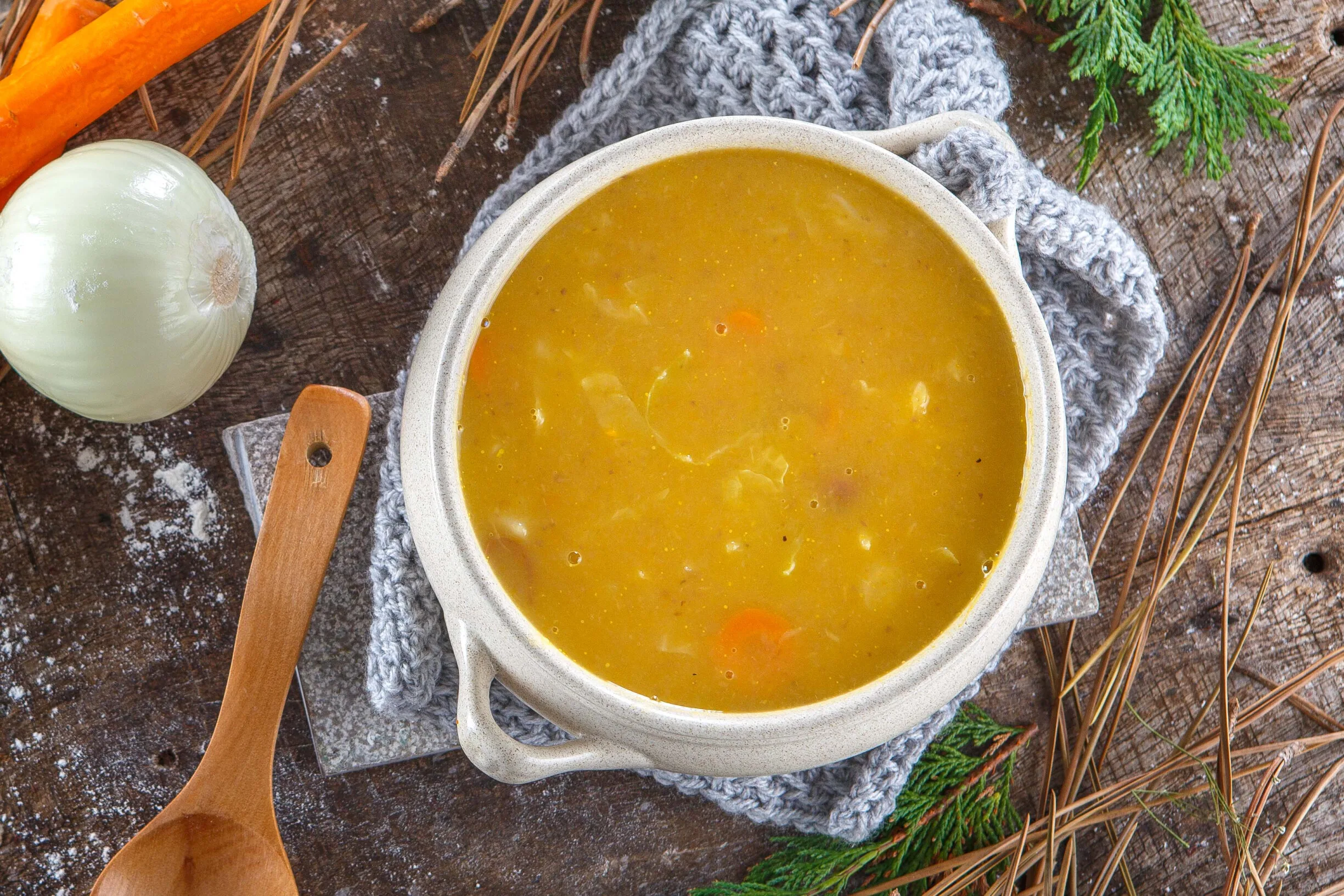 Sopa de legumes com couve-lombarda