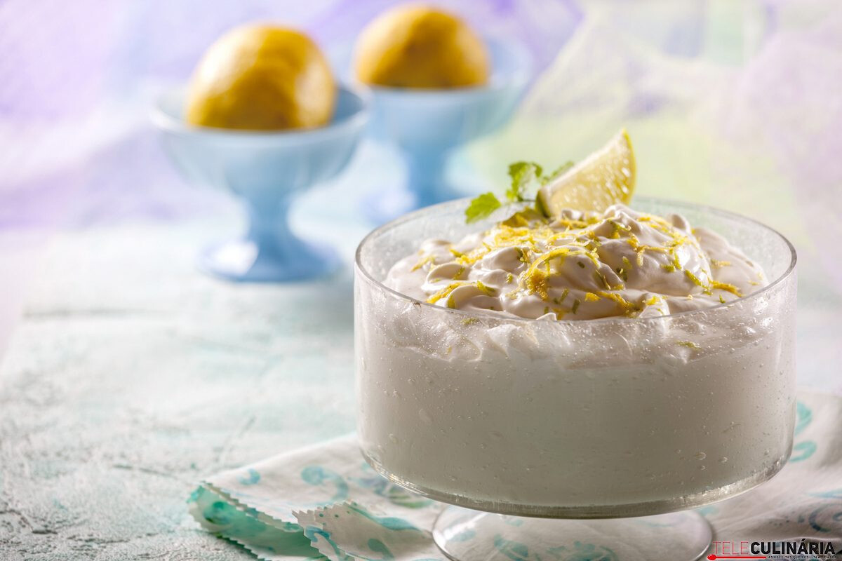 Mousse de iogurte com limão