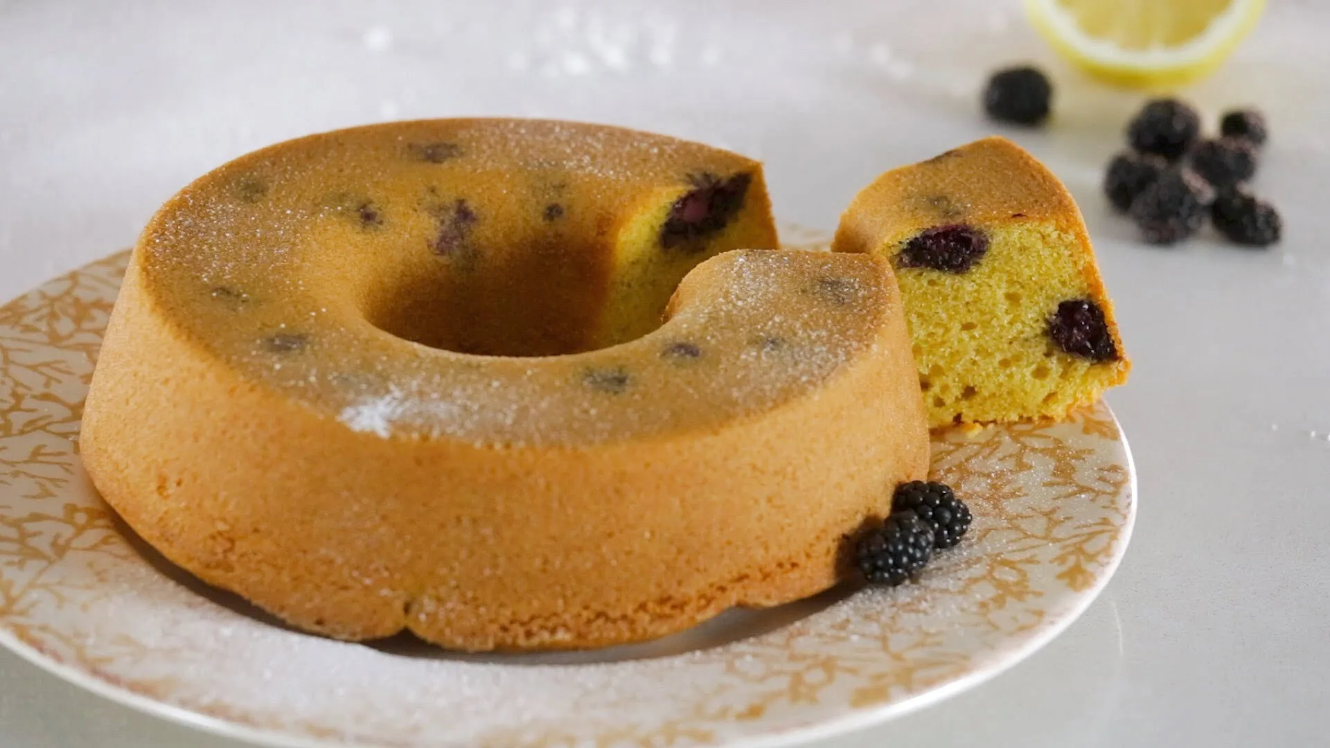 Bolo de limão com amoras