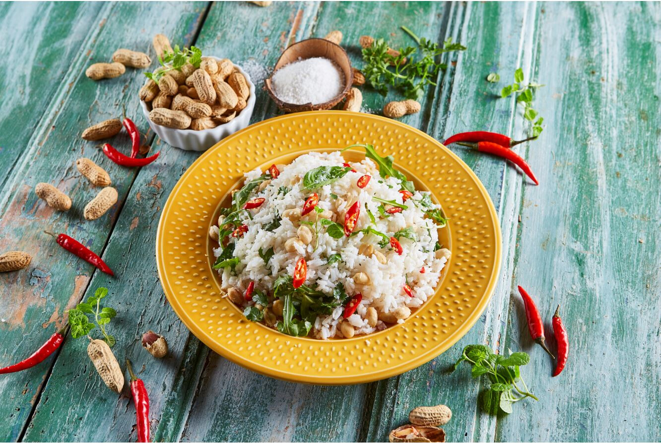 Salada de arroz com amendoim e coco