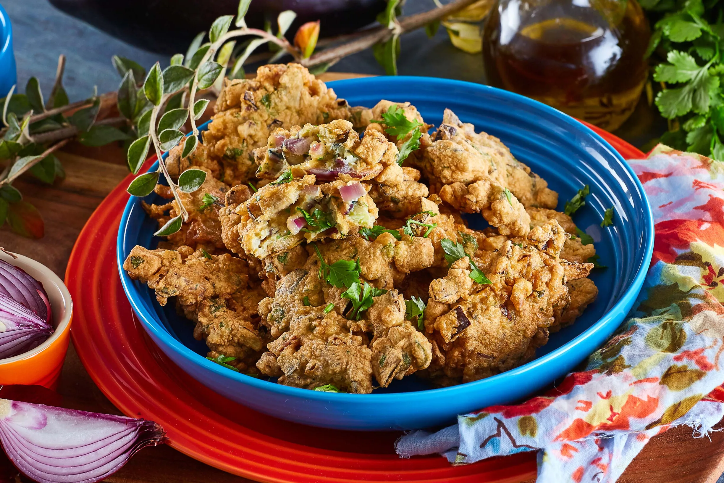 Pataniscas de beringela e cebola roxa