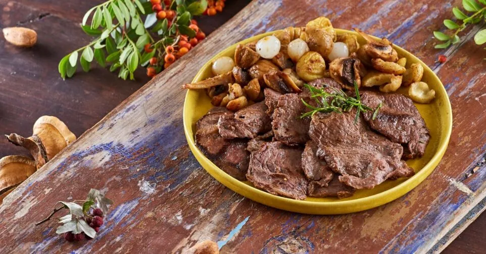 Veado com castanhas e cogumelos