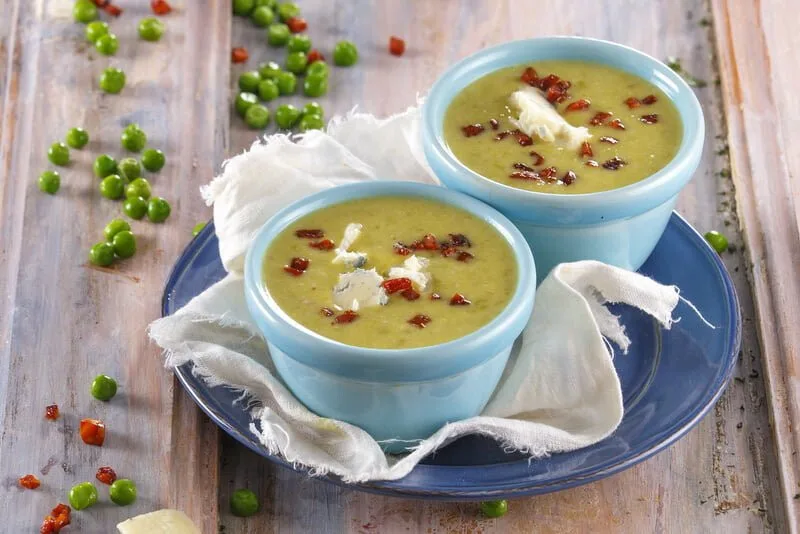 Sopa de ervilhas com gorgonzola e presunto