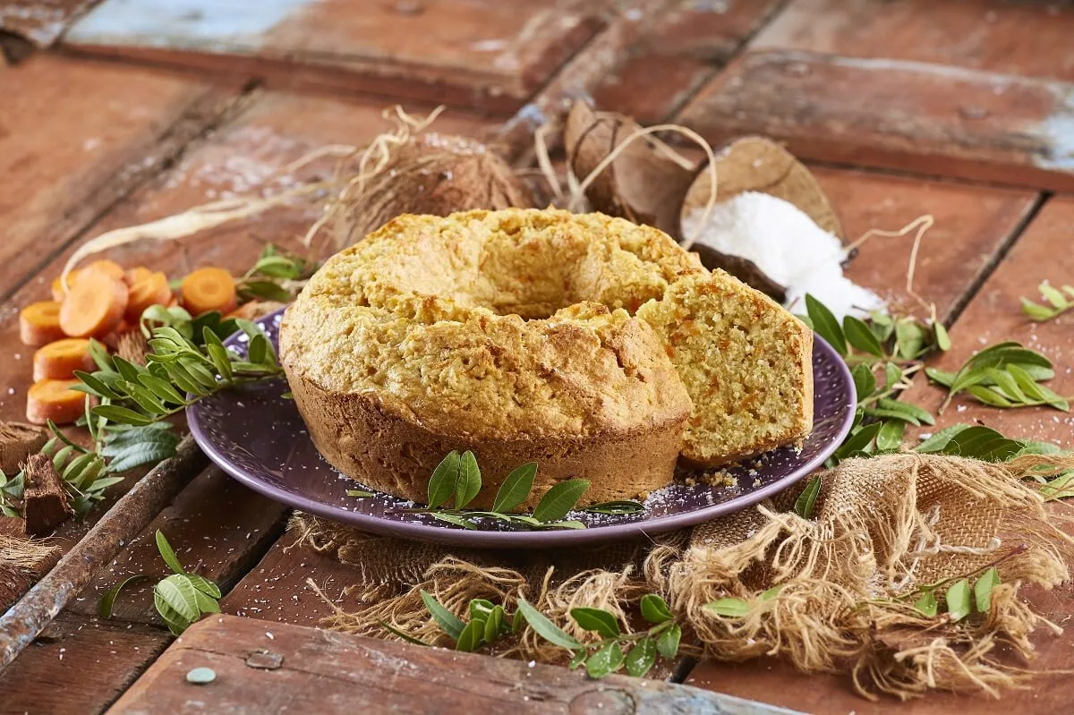Bolo de cenoura e coco baunilhado