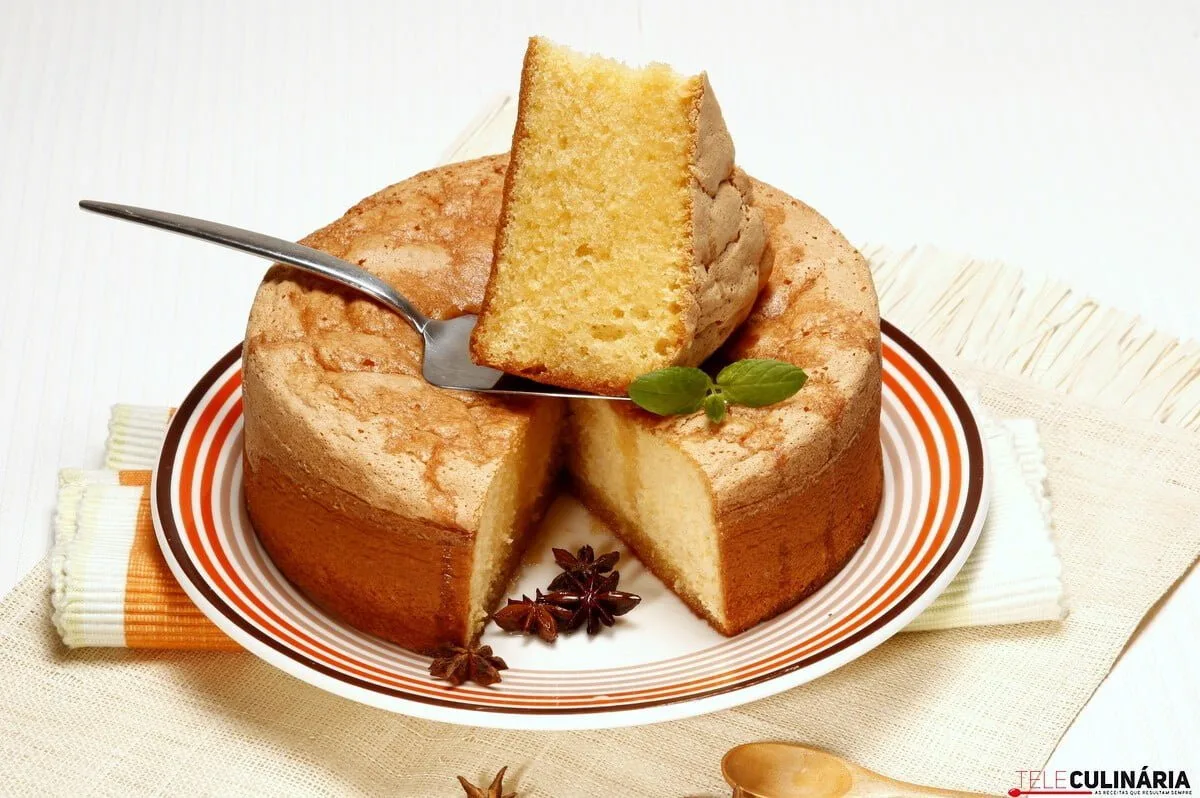 Bolo ensopado com calda de anis