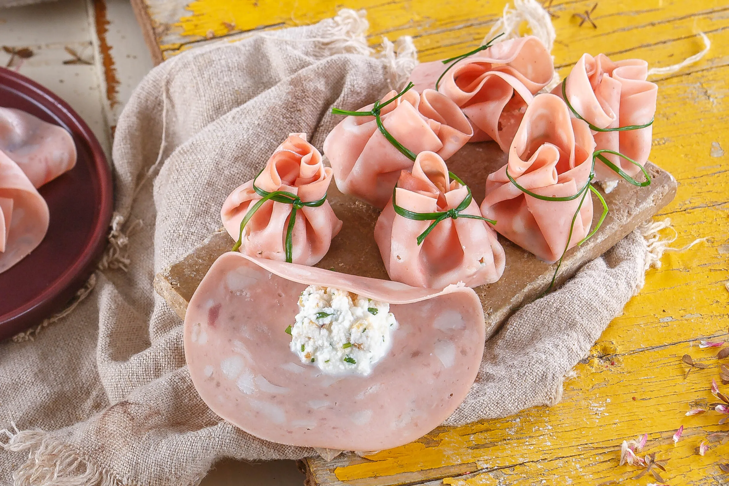 Trouxas de mortadela com requeijão