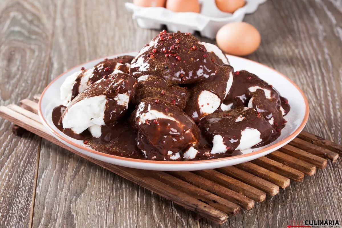 Farófias com chocolate quente e pimenta rosa