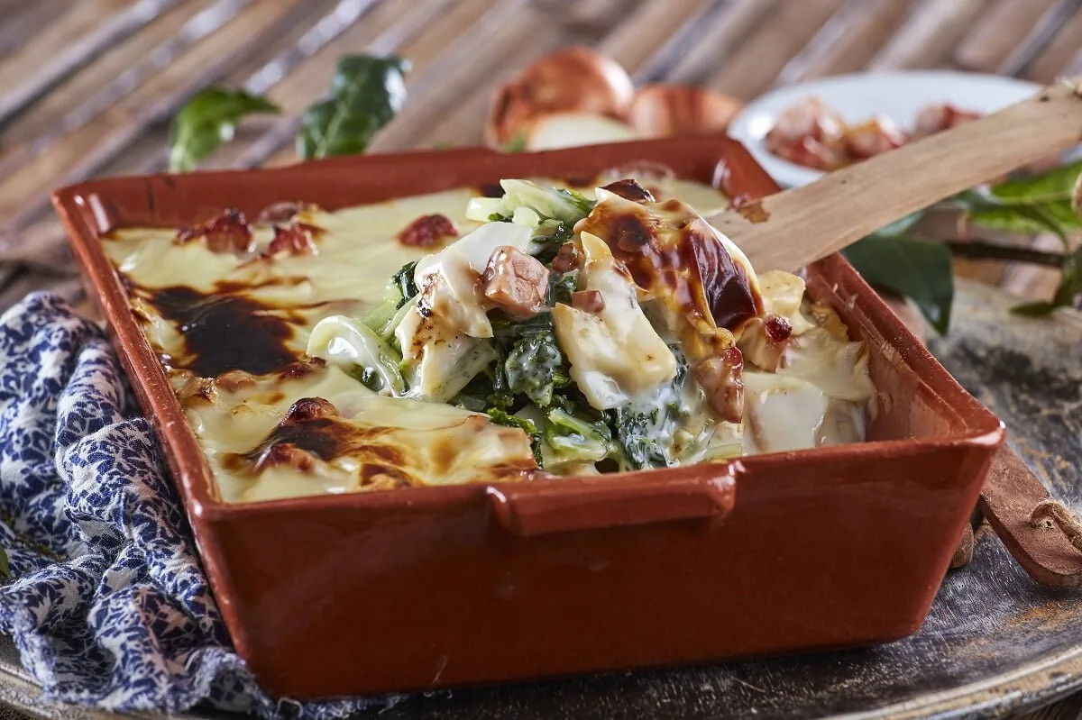 Tabuleiro de bacalhau com grelos e bacon