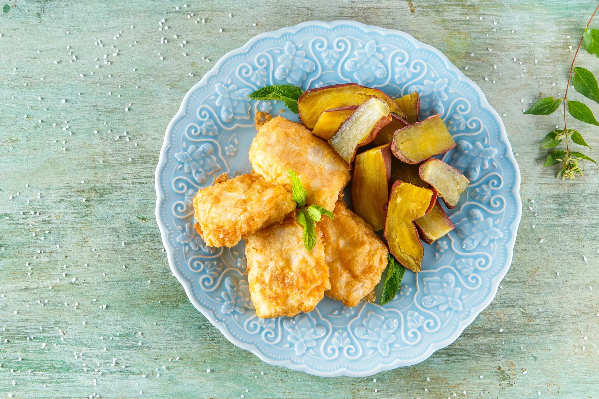 Pescada com molho de iogurte e batata-doce assada
