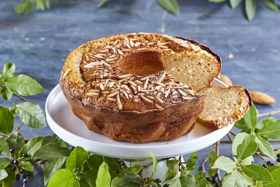 Bolo de requeijão com canela e amêndoa