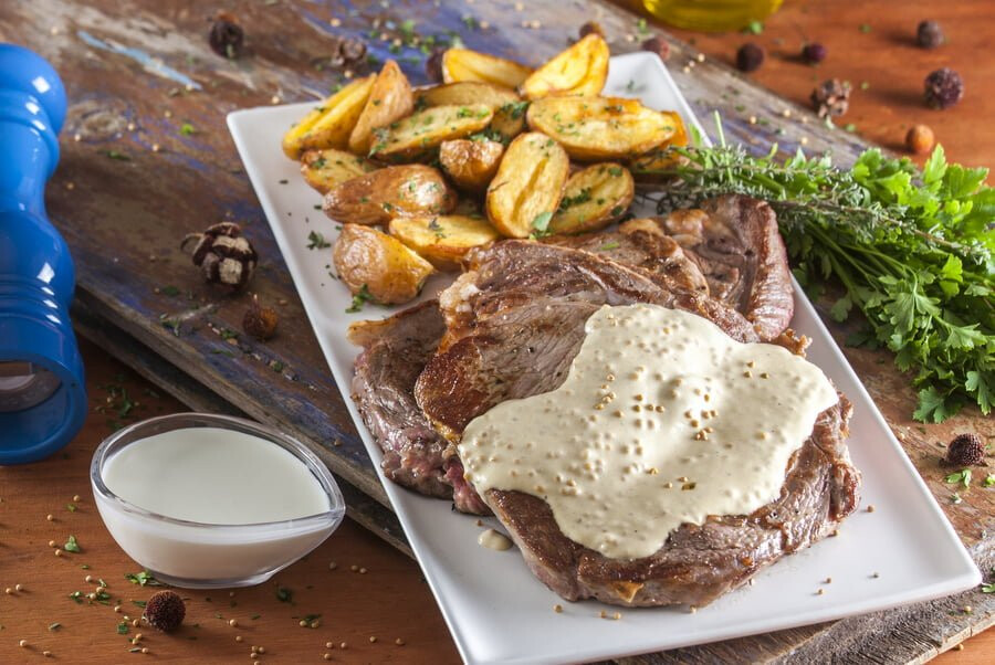 Bife com molho de mostarda e batatas campestres