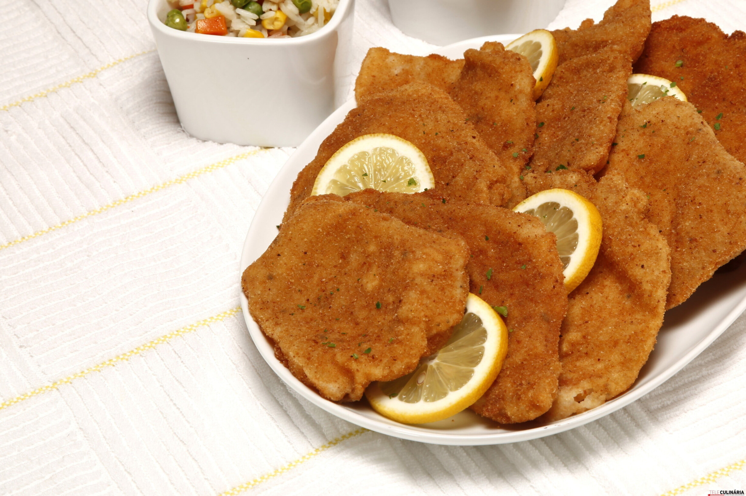 Panados de porco com arroz colorido