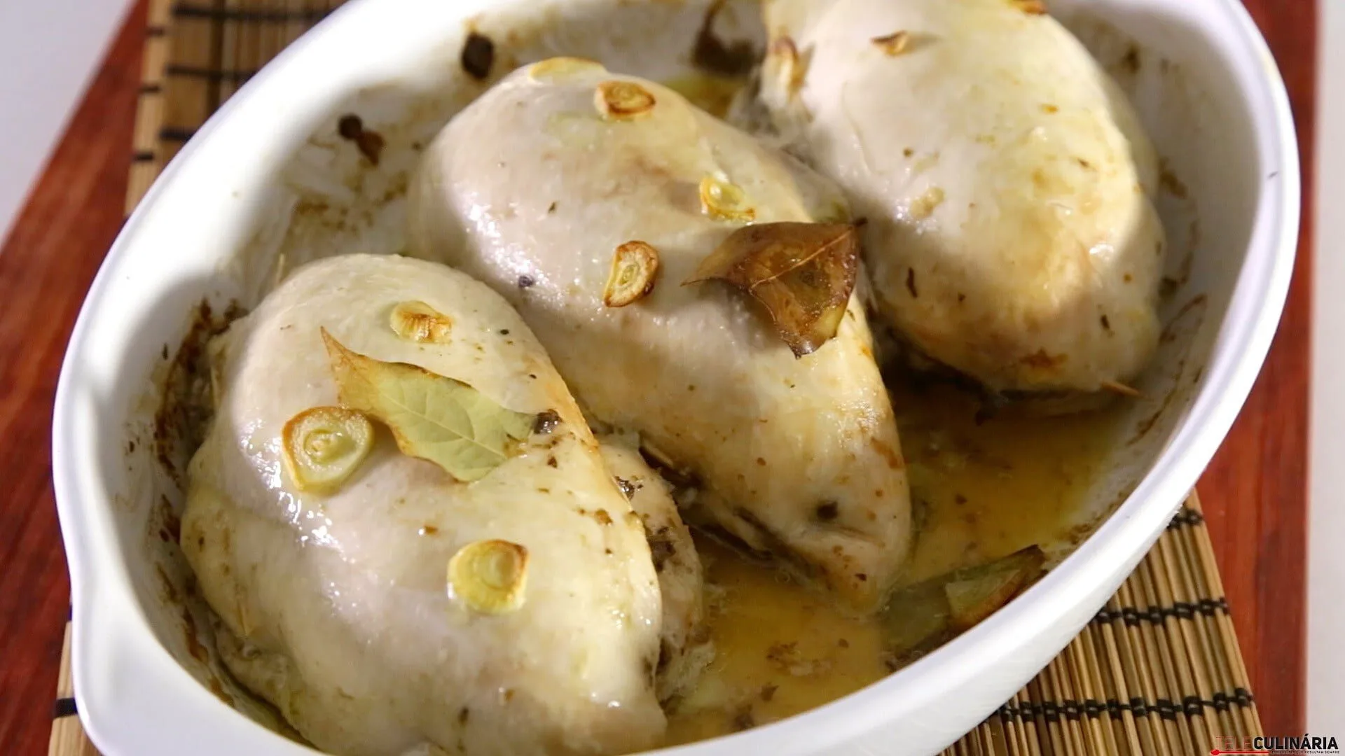 Peitos de frango recheados com pasta de azeitona
